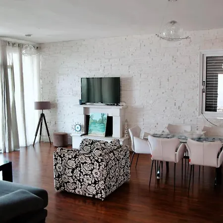 Vista Del Mar - Hillside Getaway