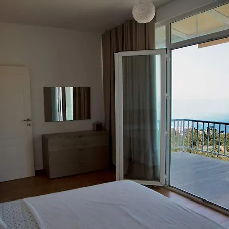 Vista Del Mar - Hillside Getaway Gjilek